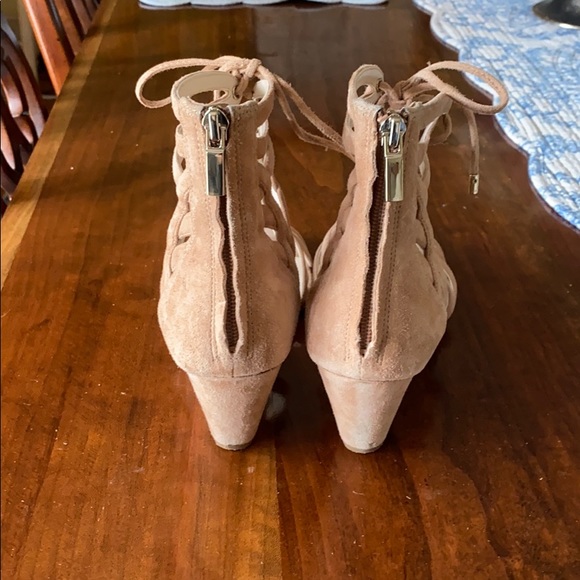 Kenneth Cole lace up Suede wedges. - Picture 3 of 4